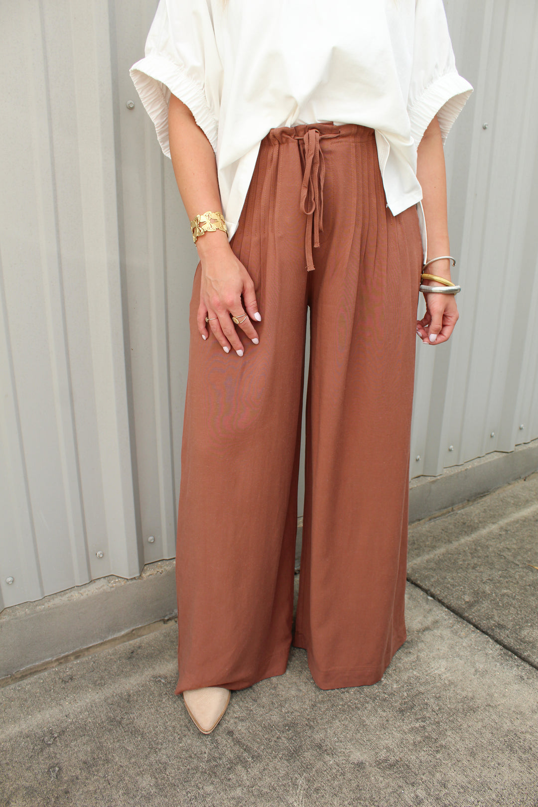 BROWN SUGAR PLEATED TROUSER
