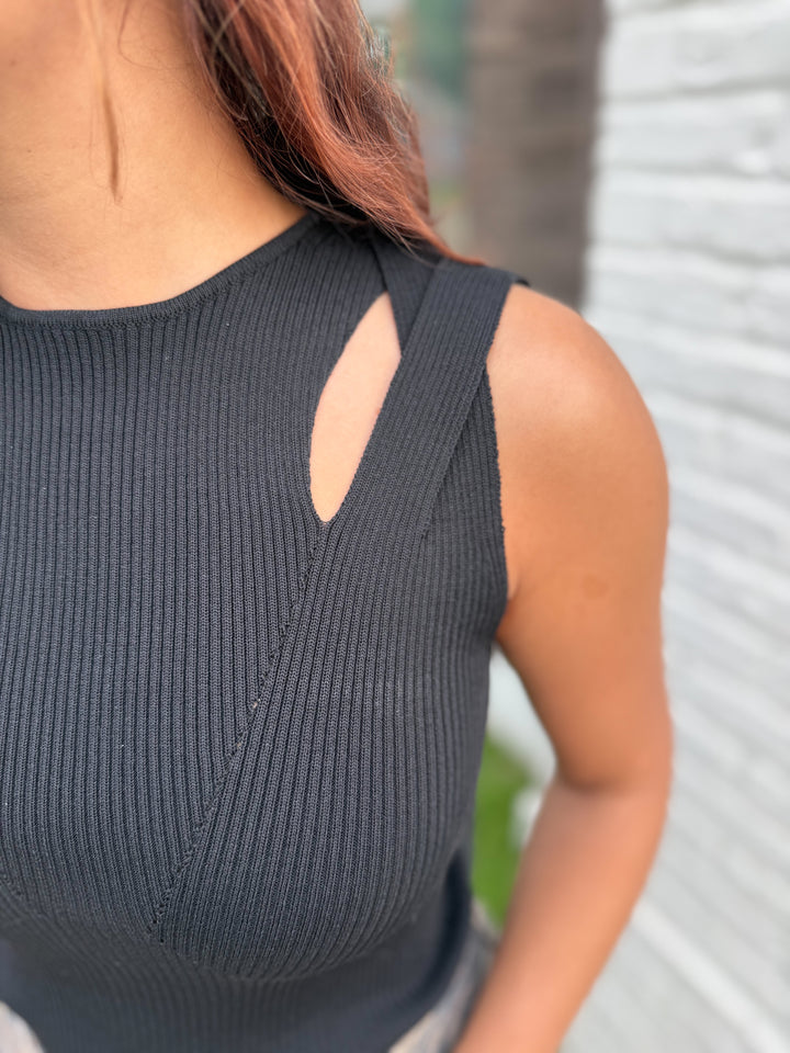 SLEEVELESS CRISS CROSS KNIT TOP