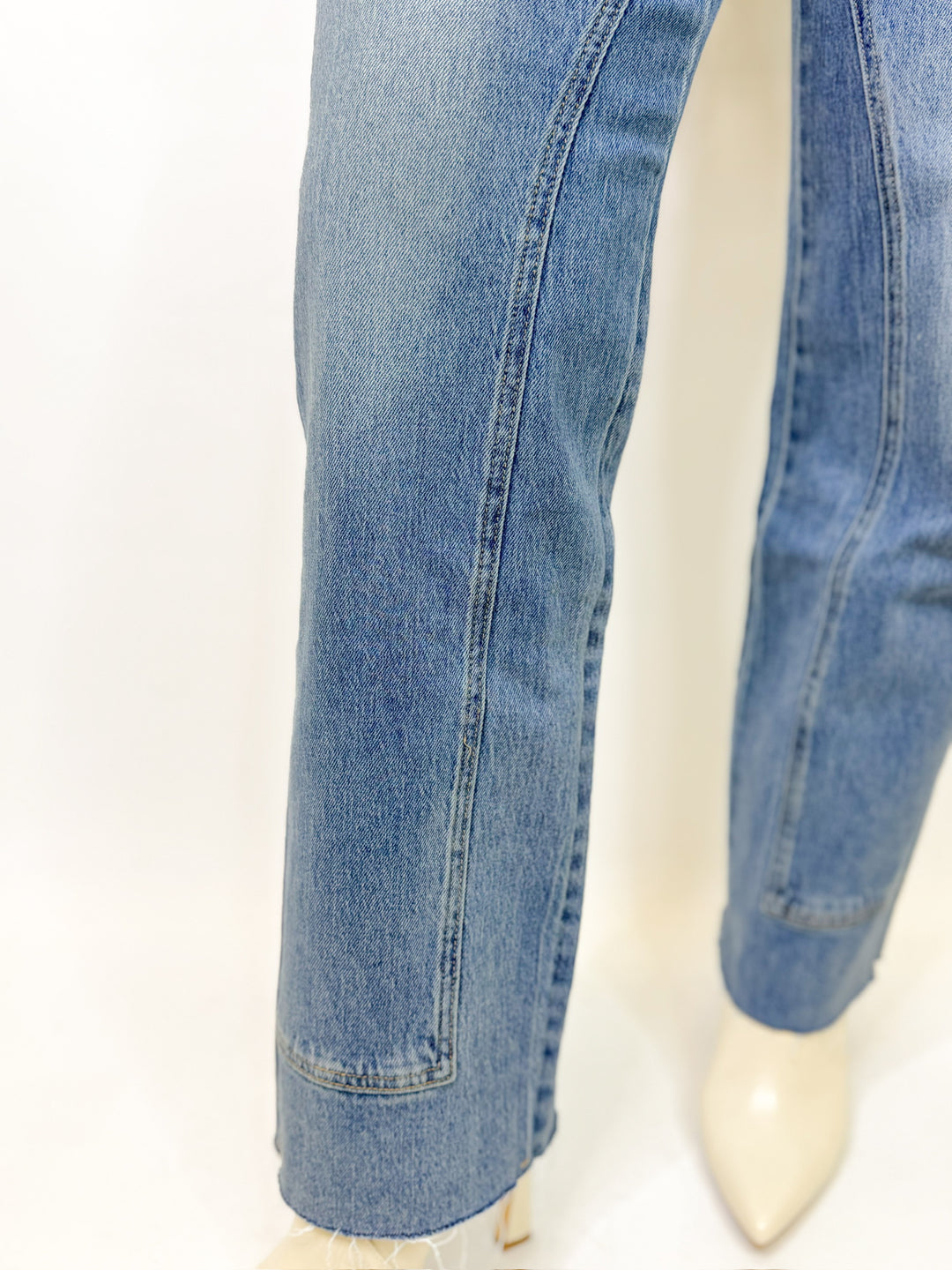 FRAMED UP MID RISE STRAIGHT LEG JEANS