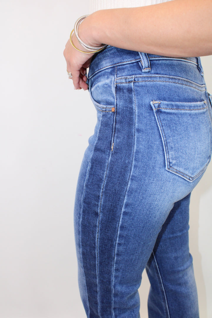 MID RISE MEDIUM WASH STRAIGHT LEG JEAN