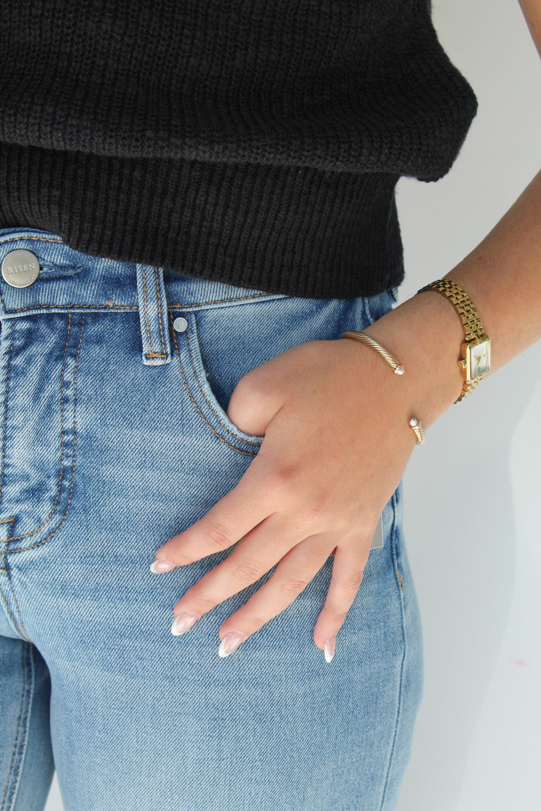 MID RISE STRAIGHT LEG JEAN