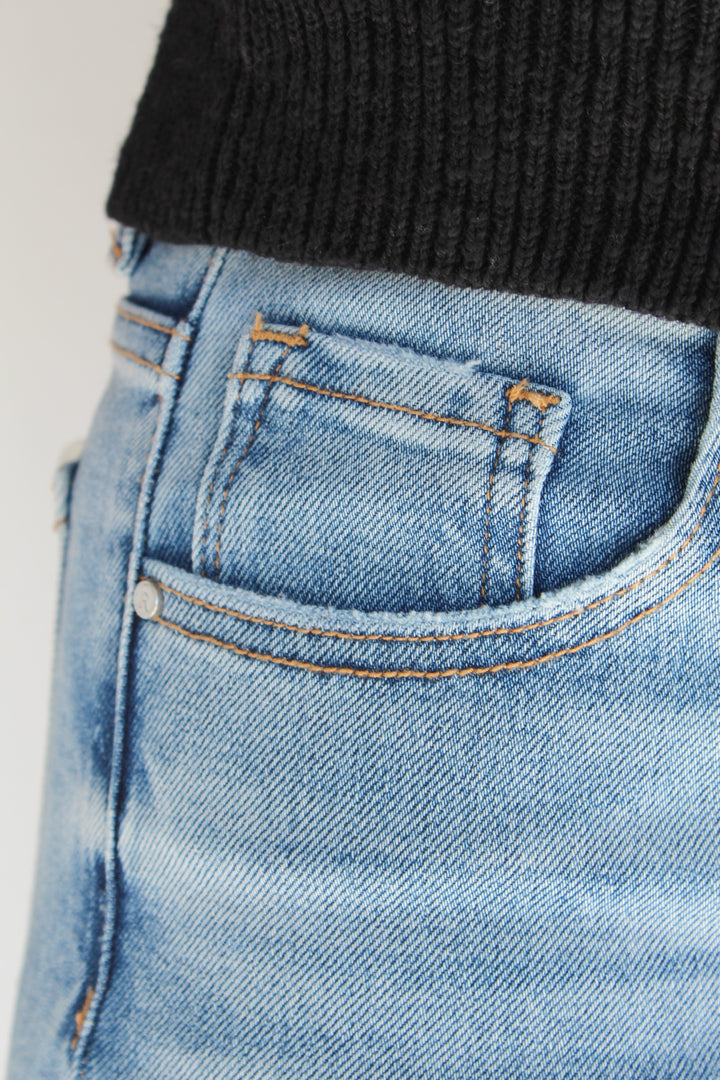 MID RISE STRAIGHT LEG JEAN