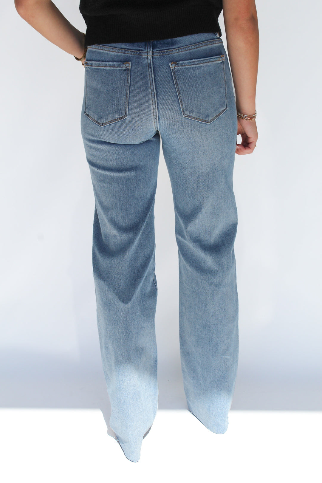 MID RISE STRAIGHT LEG JEAN