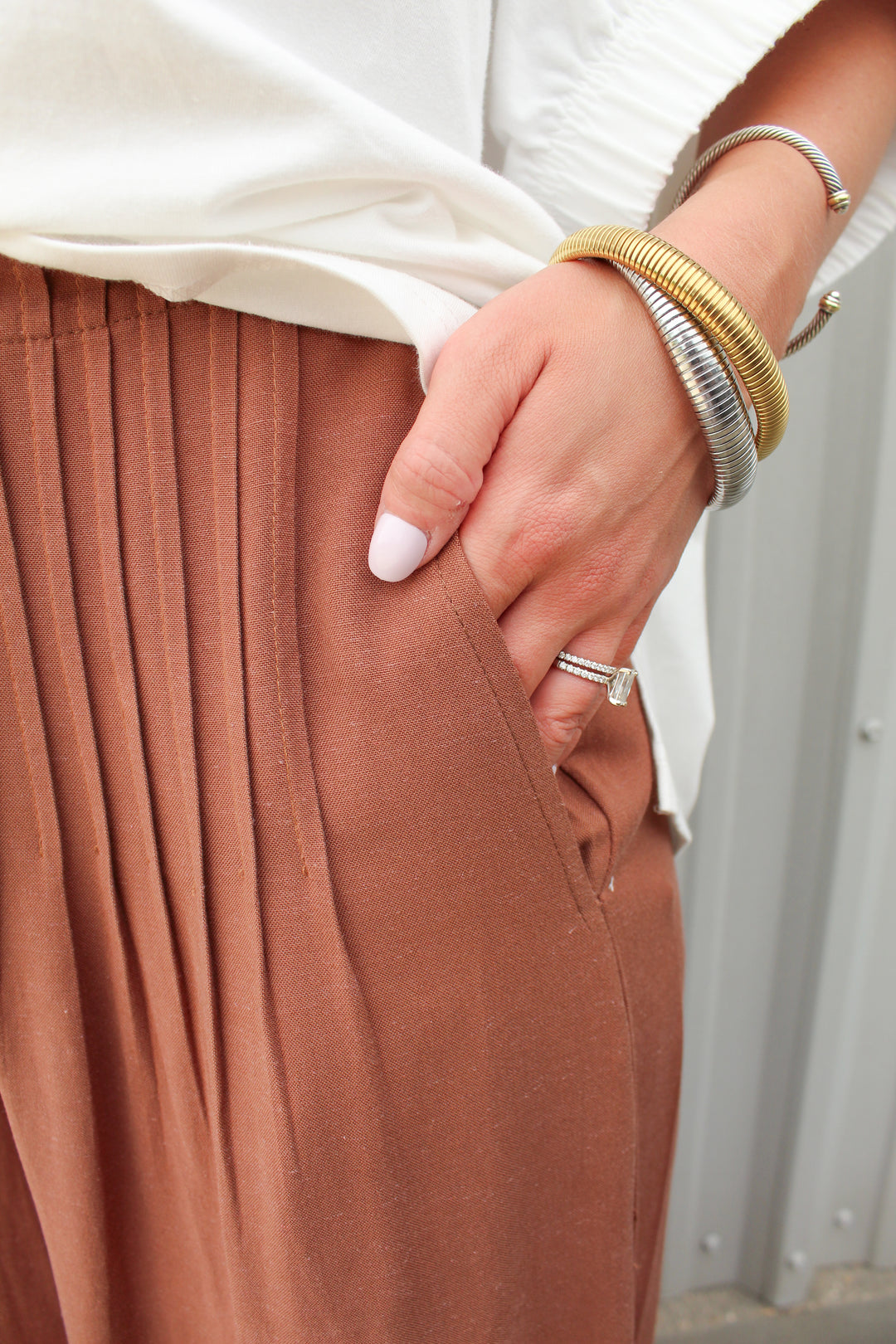 BROWN SUGAR PLEATED TROUSER
