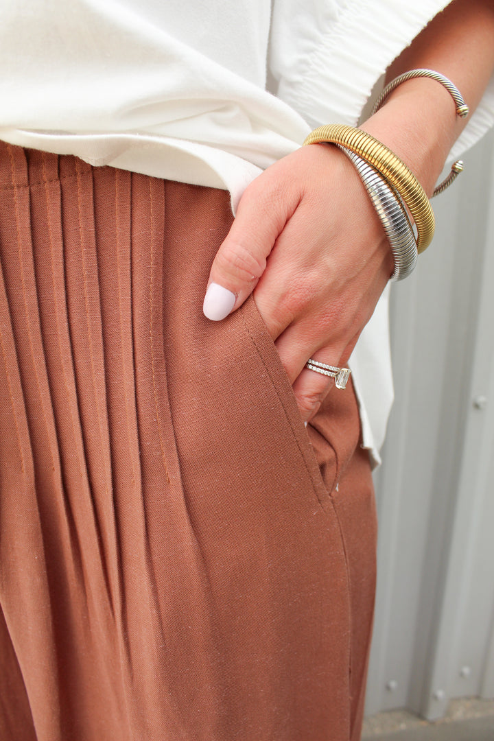 BROWN SUGAR PLEATED TROUSER