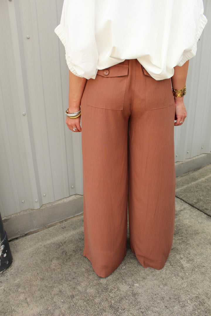 BROWN SUGAR PLEATED TROUSER