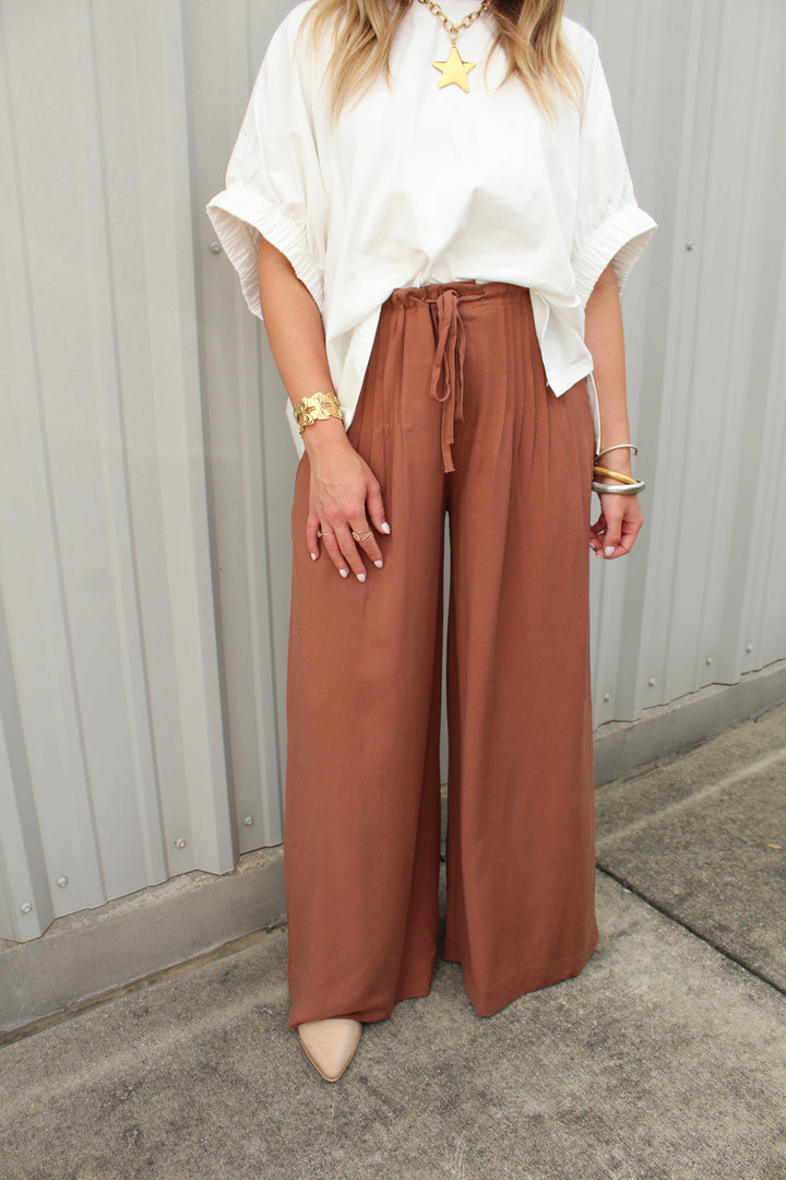 BROWN SUGAR PLEATED TROUSER