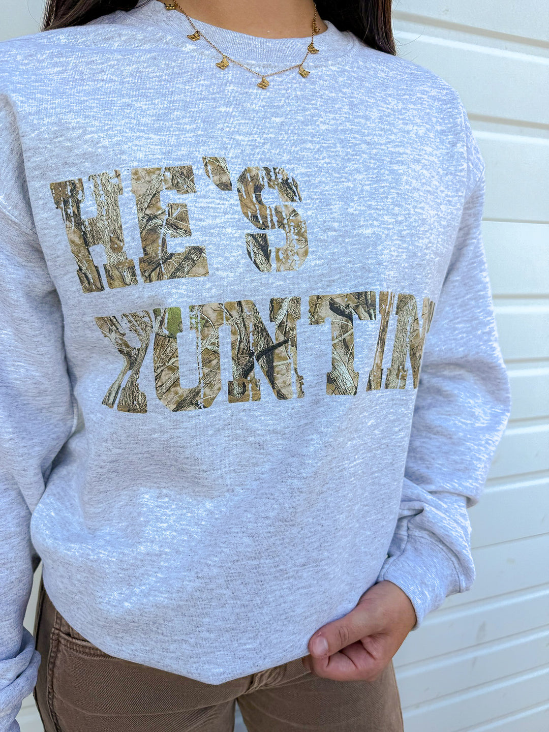 HE'S HUNTING GRAPHIC SWEATSHIRT