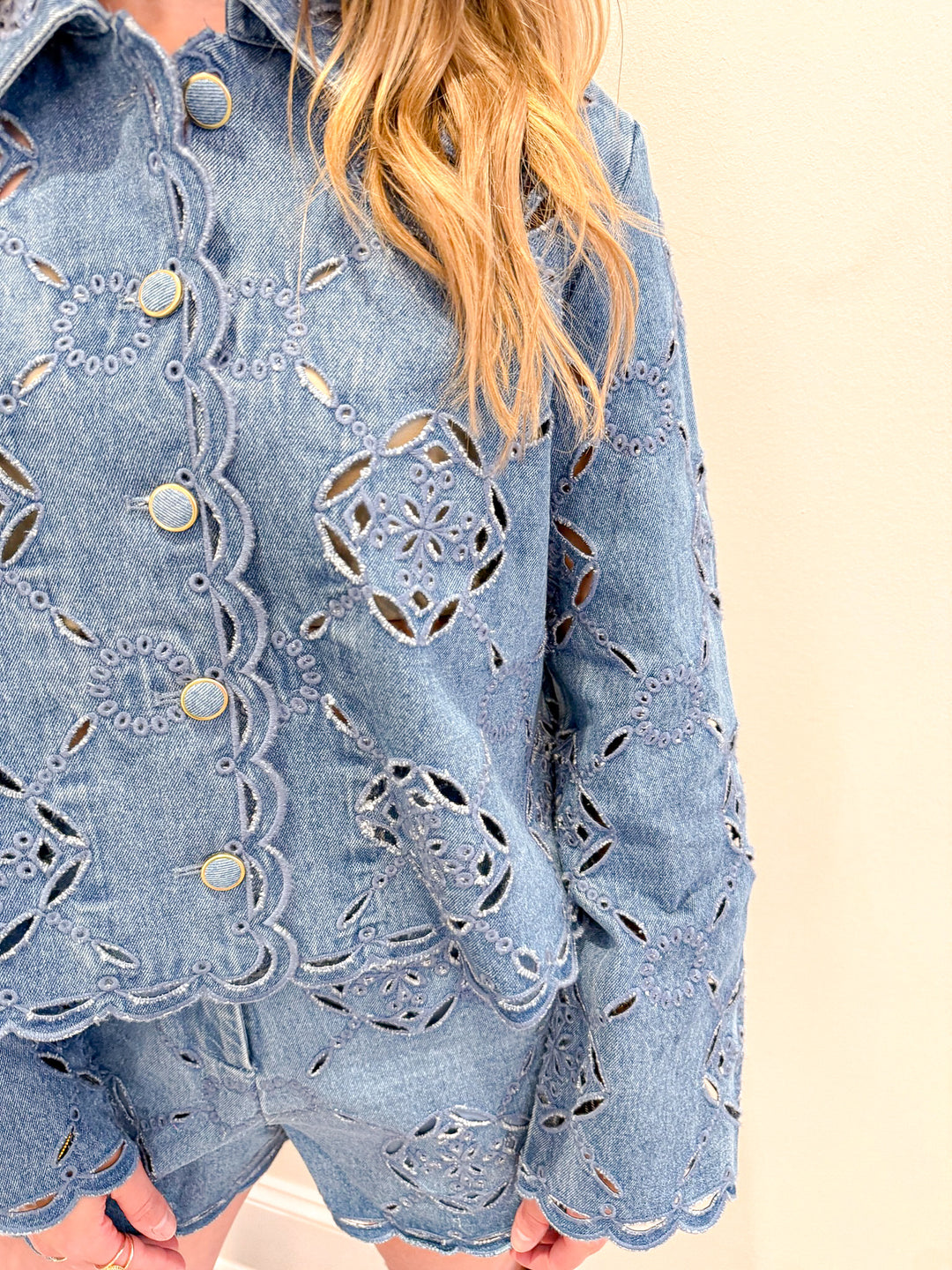 DETAIL DRIVEN SET TOP