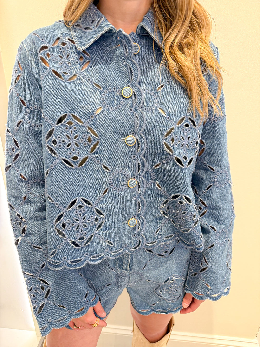 DETAIL DRIVEN SET TOP