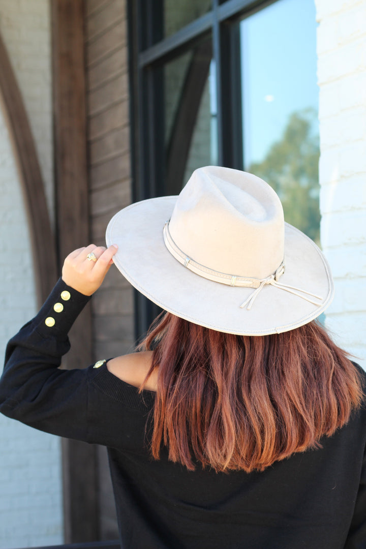 THE SIGNATURE IVORY BELTED BAND FEDORA
